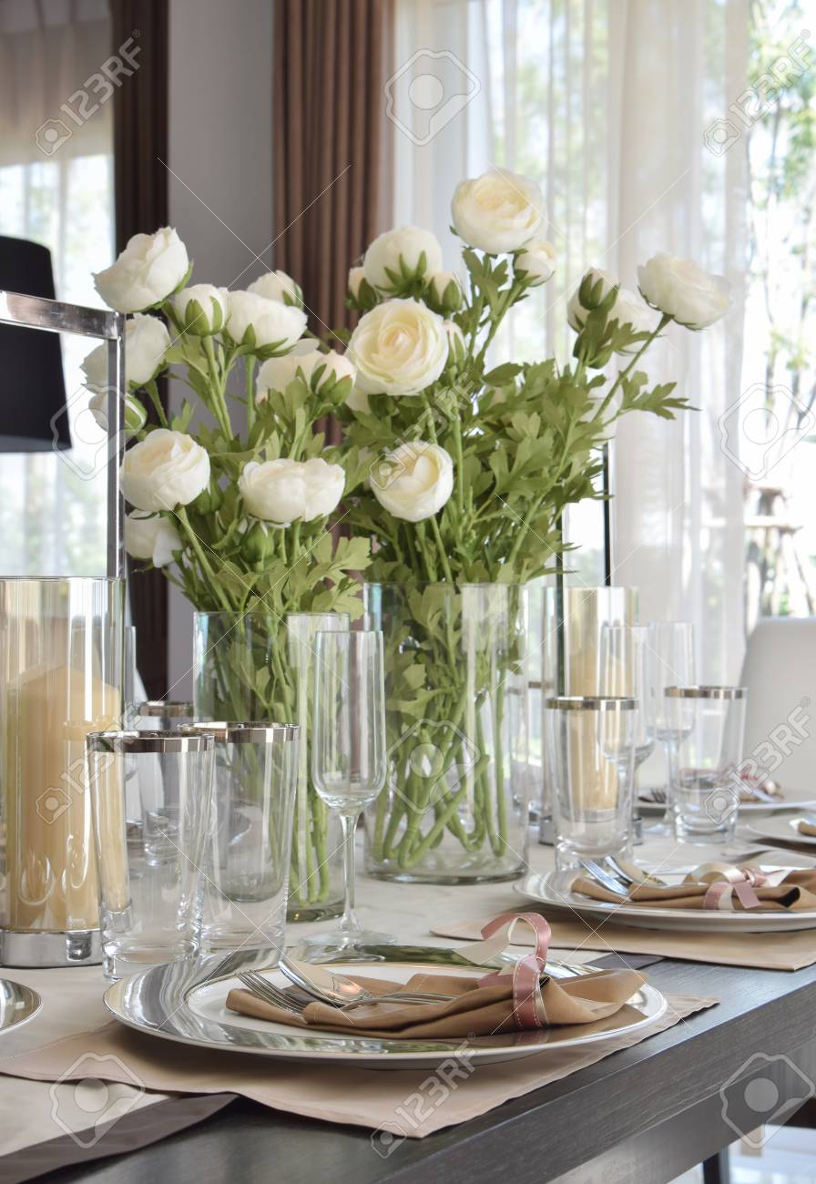 Table Elegante Dans L Interieur De Salle A Manger De Style Vintage