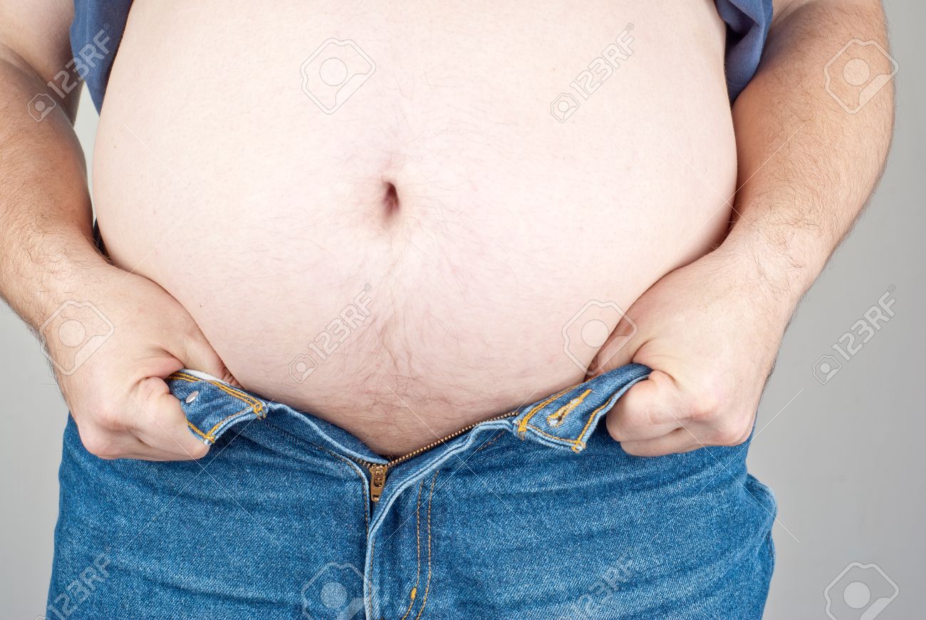 Dicker mann in jeans