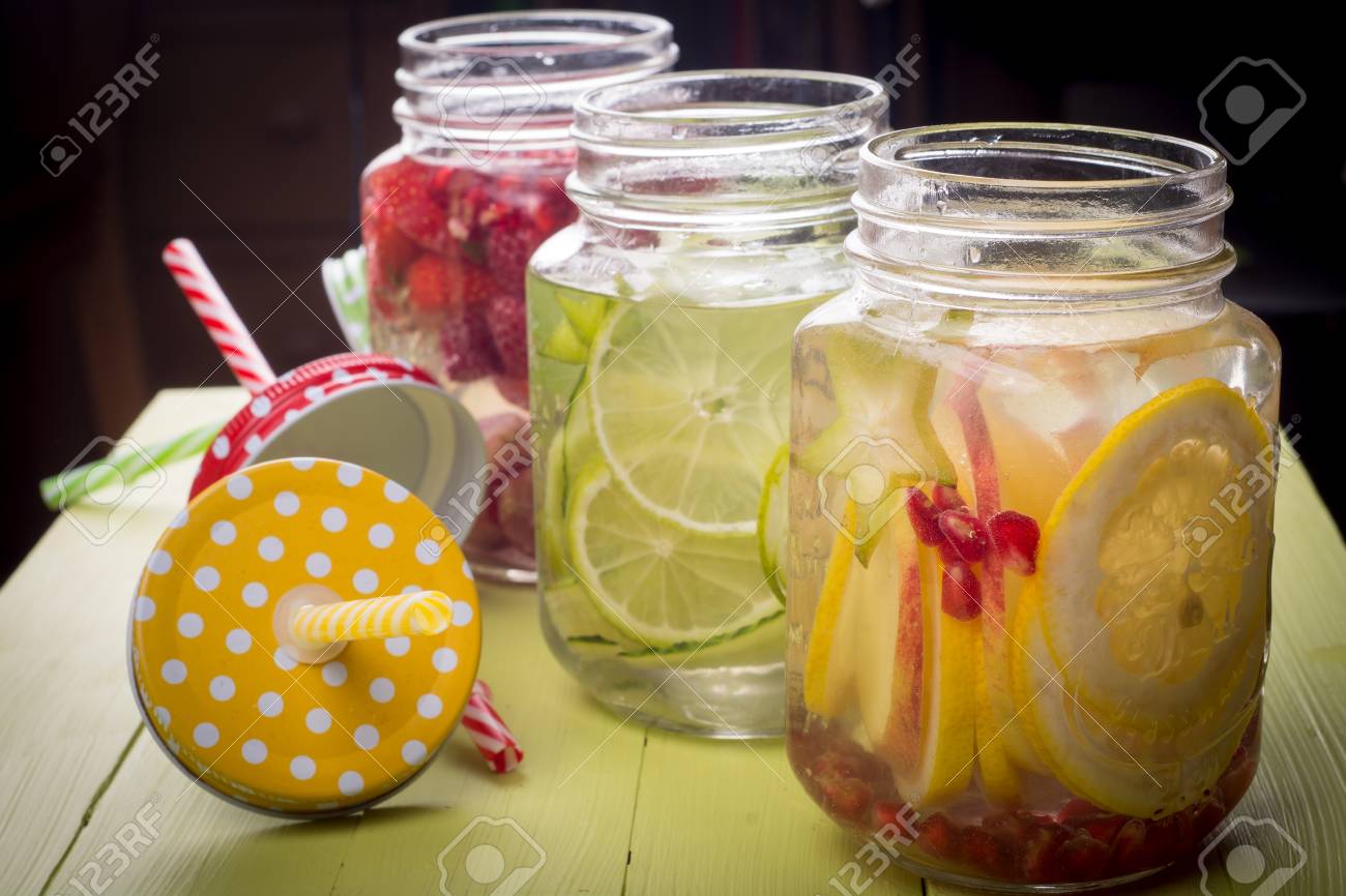 新鮮なフルーツ風味水健康的なデトックス ドリンク瓶に の写真素材 画像素材 Image