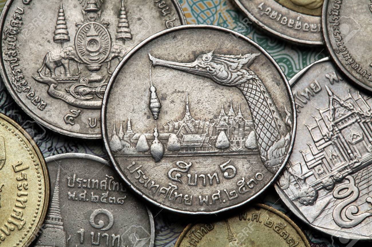タイの硬貨。ロイヤル船 Suphannahong と古いタイ 5 バーツ硬貨に描かれているバンコクのグランドの王宮。の写真素材・画像素材 Image  32256419