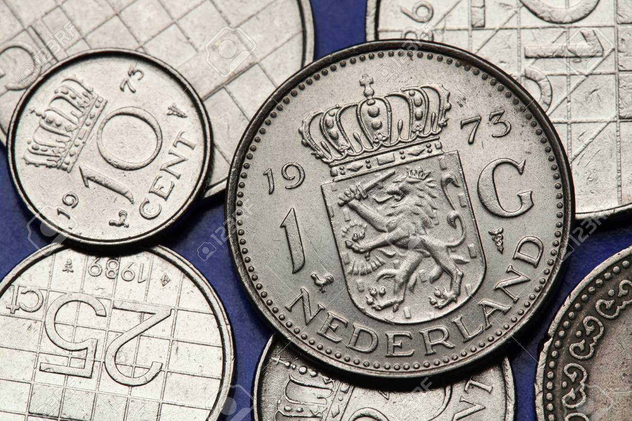 オランダのコイン。オランダ ギルダーの硬貨に描かれたオランダの紋章付き外衣。の写真素材・画像素材 Image 33928933