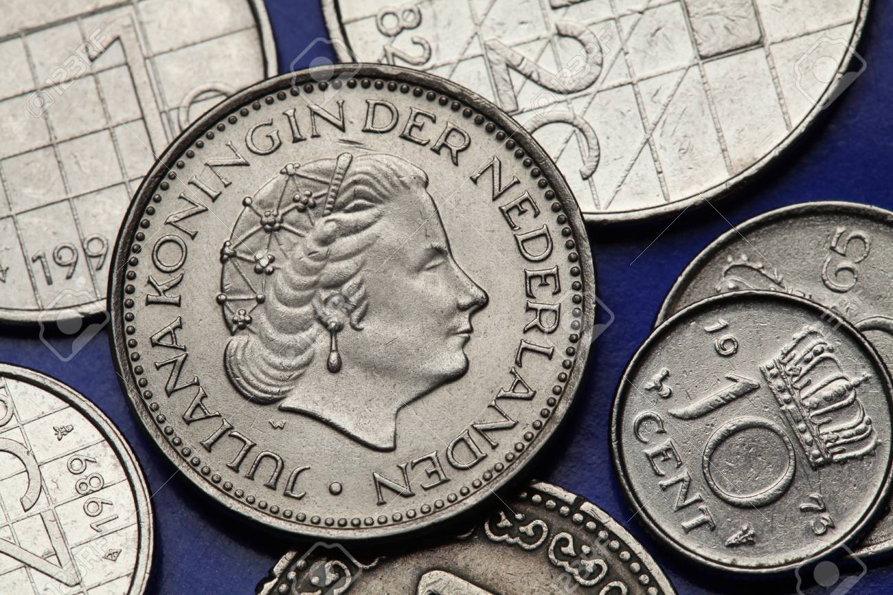 オランダのコイン。オランダ ギルダーの硬貨に描かれたオランダのユリアナ女王。の写真素材・画像素材 Image 33928934