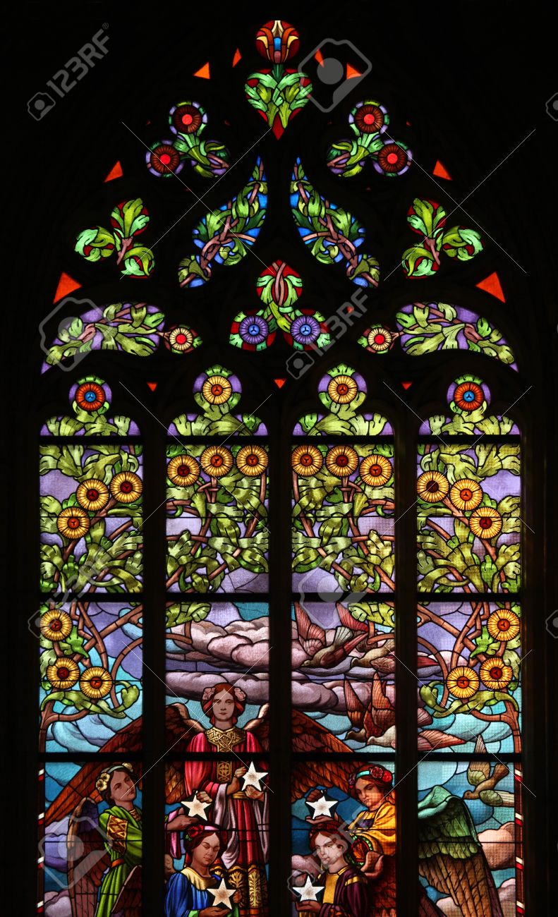 アール ヌーボー花模様 クトナー ホラ チェコ共和国で聖バーバラ教会のステンド グラスの窓 の写真素材 画像素材 Image