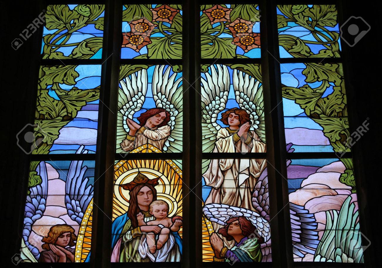 バージンは天使たちに囲まれて結婚します 聖バルバラ教会クトナー ホラ チェコ共和国でのアール ヌーボー様式のステンド グラスの窓 の写真素材 画像素材 Image