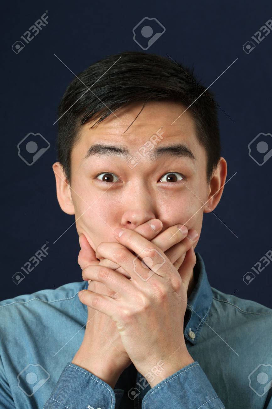 手のひらで口を覆う驚いた若いアジア男 の写真素材 画像素材 Image 手のひらで口を覆う驚いた若いアジア男 の写真素材 画像素材 Image