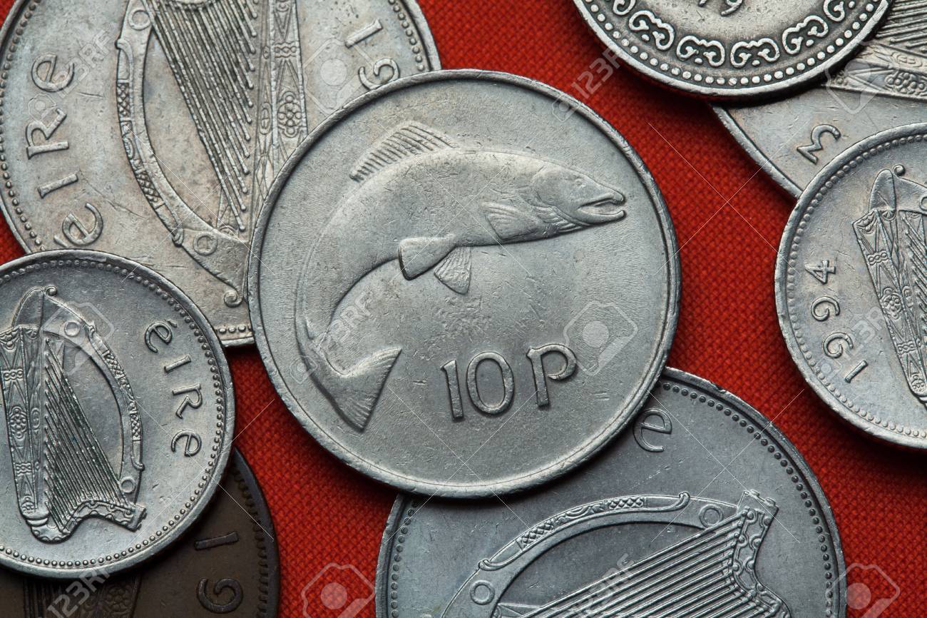 アイルランドの硬貨。サーモン アイルランド 10 ペンスのコインに描かれています。の写真素材・画像素材 Image 53693395