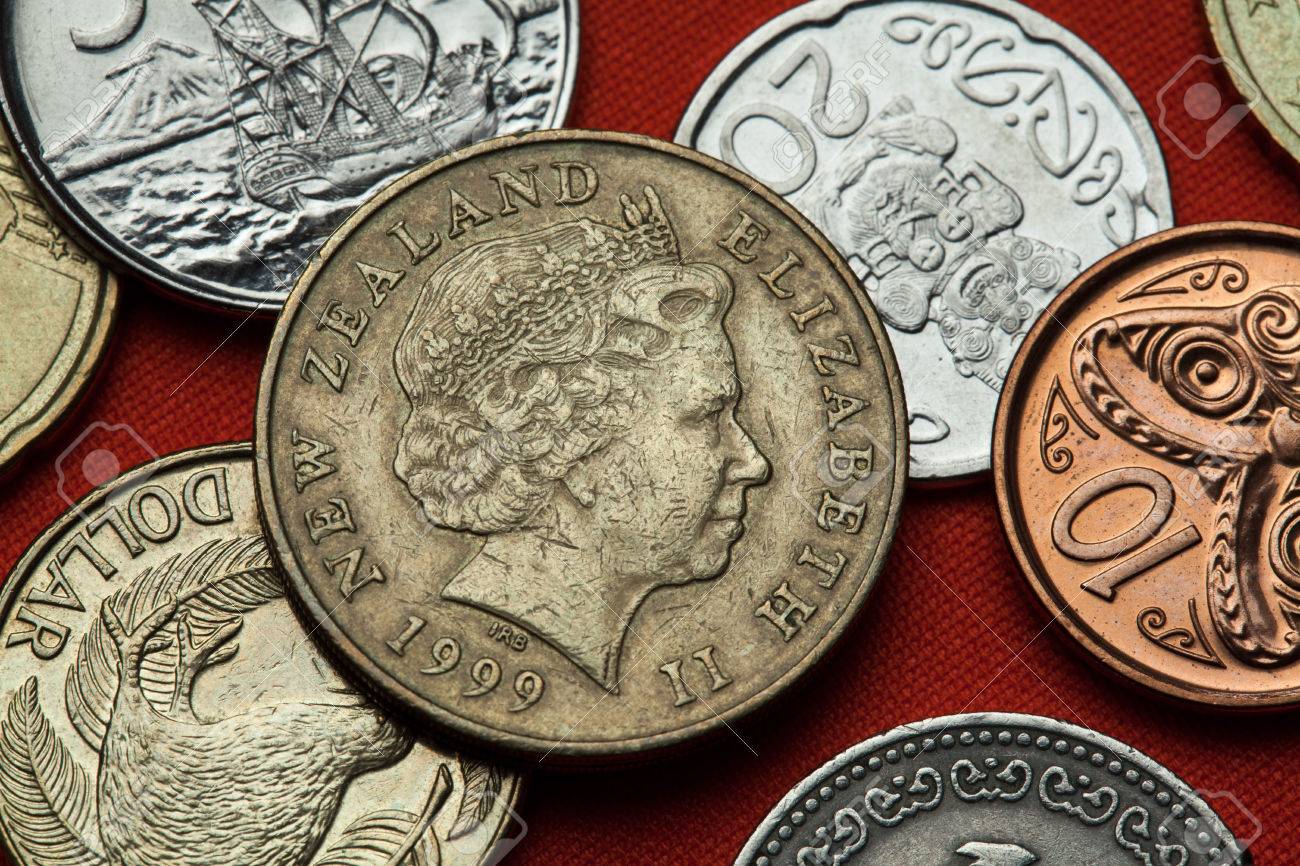 ニュージーランドの硬貨。女王エリザベス 2 世はニュージーランド 2 ドル コインに描かれています。の写真素材・画像素材 Image 53693317