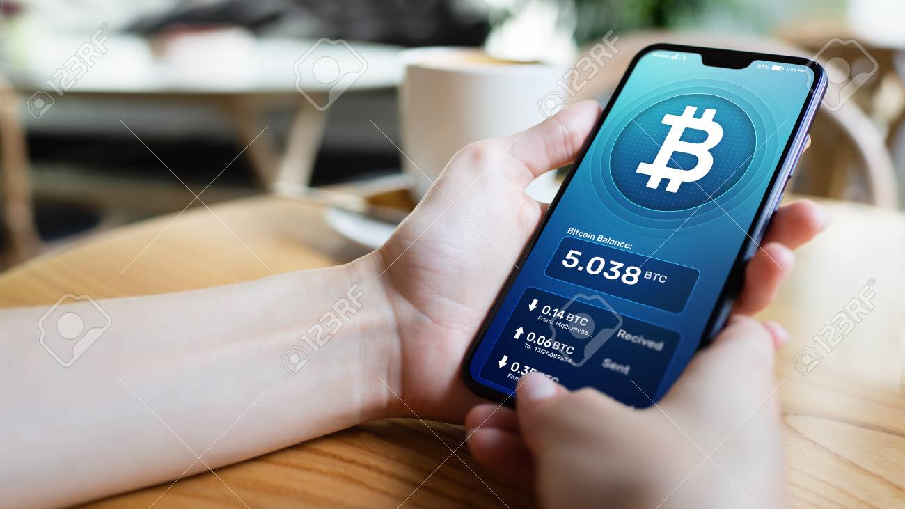 스마트폰 화면의 비트코인 지갑 인터페이스. 암호화폐 결제 및 블록체인 기술 기반 디지털 화폐 개념. 로열티 무료 사진, 그림, 이미지  그리고 스톡포토그래피. Image 115820024