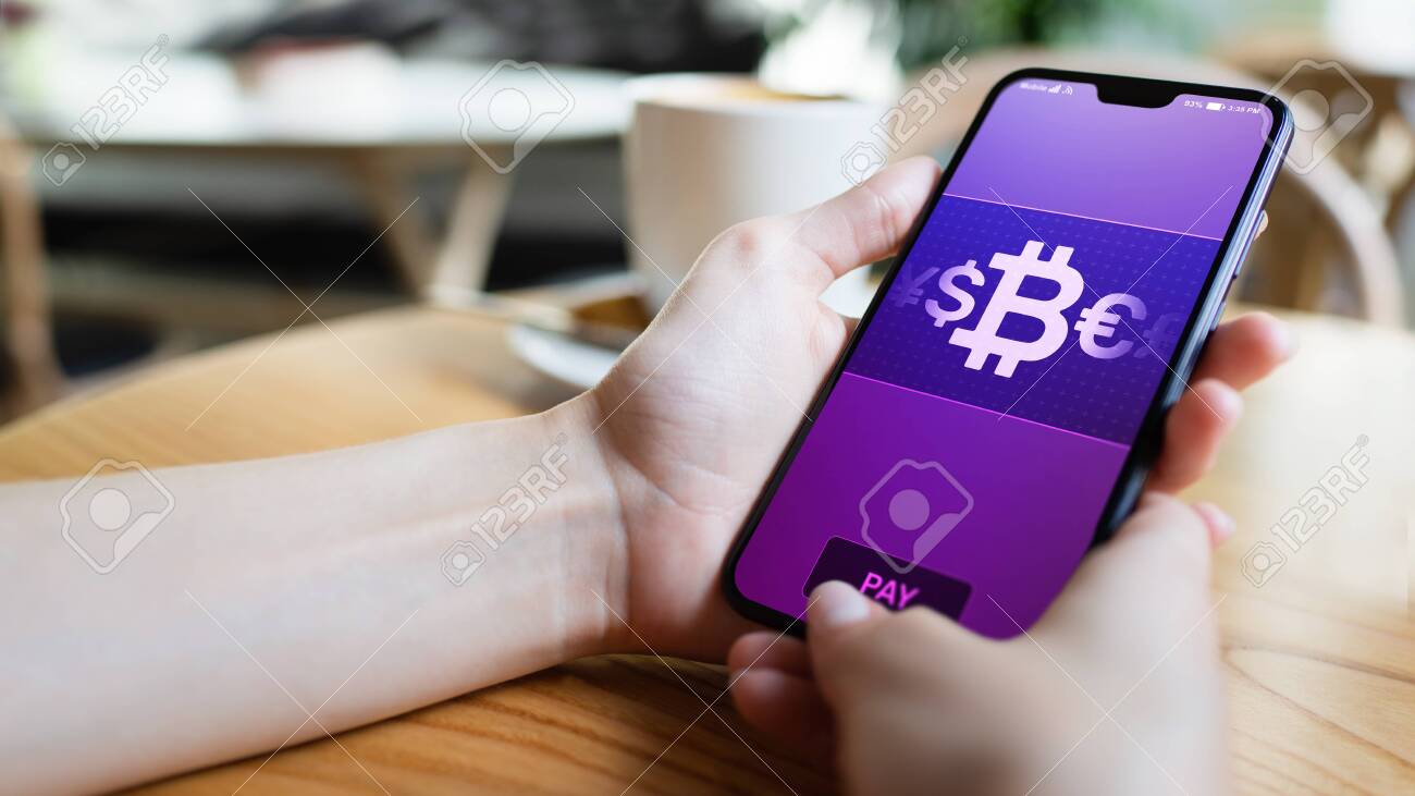 가상 화면의 모바일 비트코인 지갑 결제 암호화폐 디지털 화폐 개념 로열티 무료 사진, 그림, 이미지 그리고 스톡포토그래피. Image  125358039