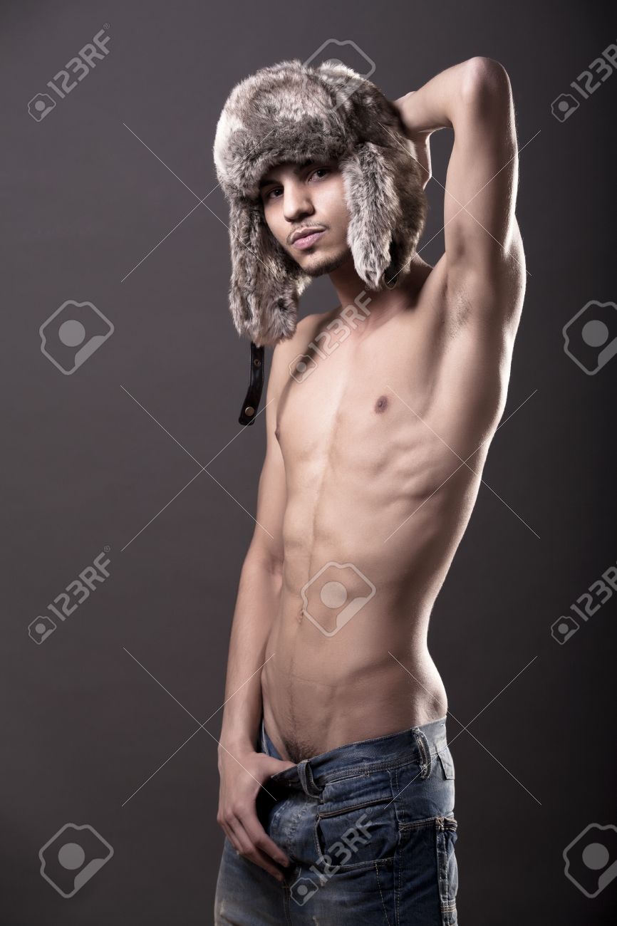 半分裸のゲイの男 バズビーでポーズ の写真素材 画像素材 Image 半分裸のゲイの男 バズビーでポーズ の写真素材 画像素材 Image