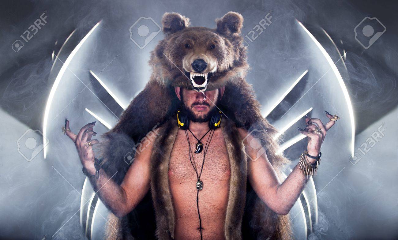 傷跡とクマのコートの男は怖い の写真素材 画像素材 Image