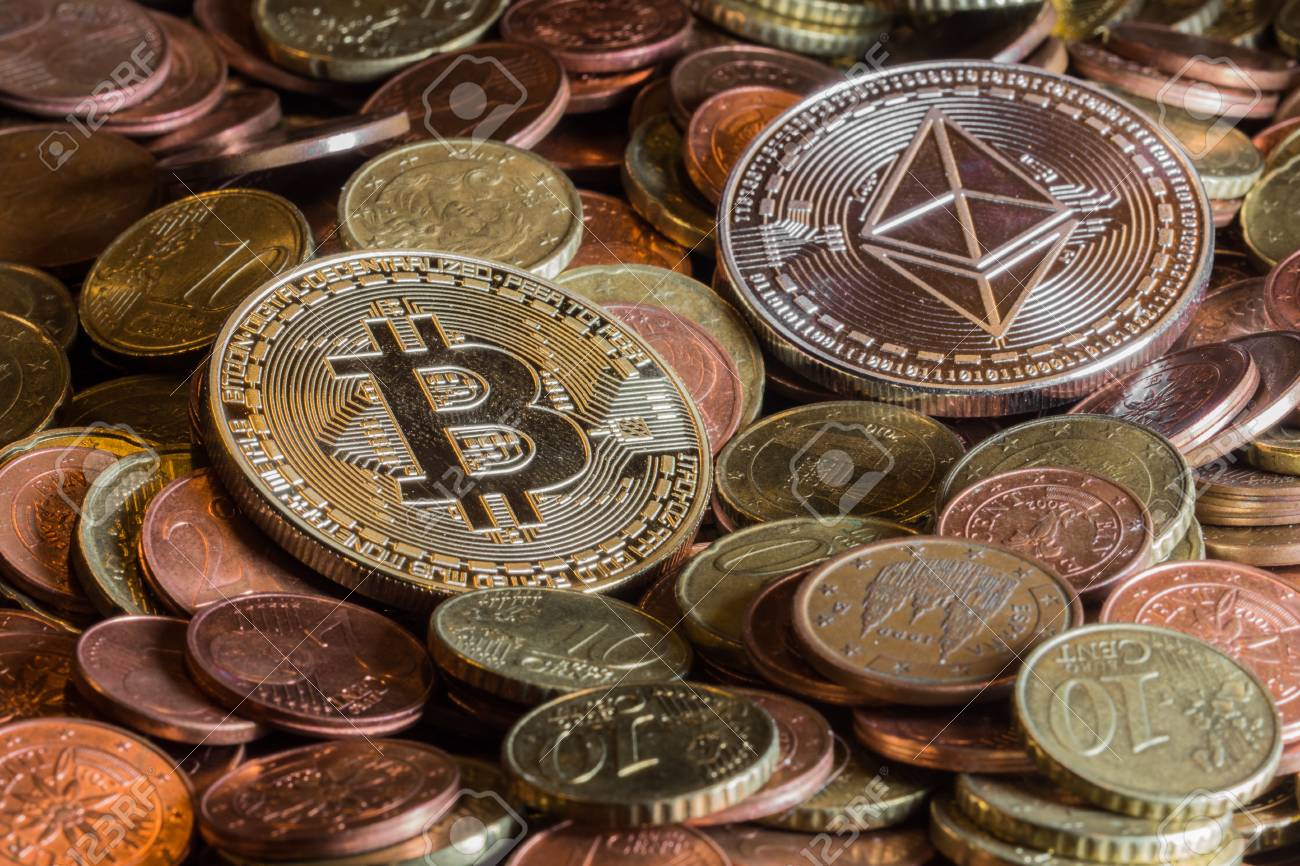 비트코인 이더리움 유로 코인 크립토코인 믹스 로열티 무료 사진, 그림, 이미지 그리고 스톡포토그래피. Image 114260042