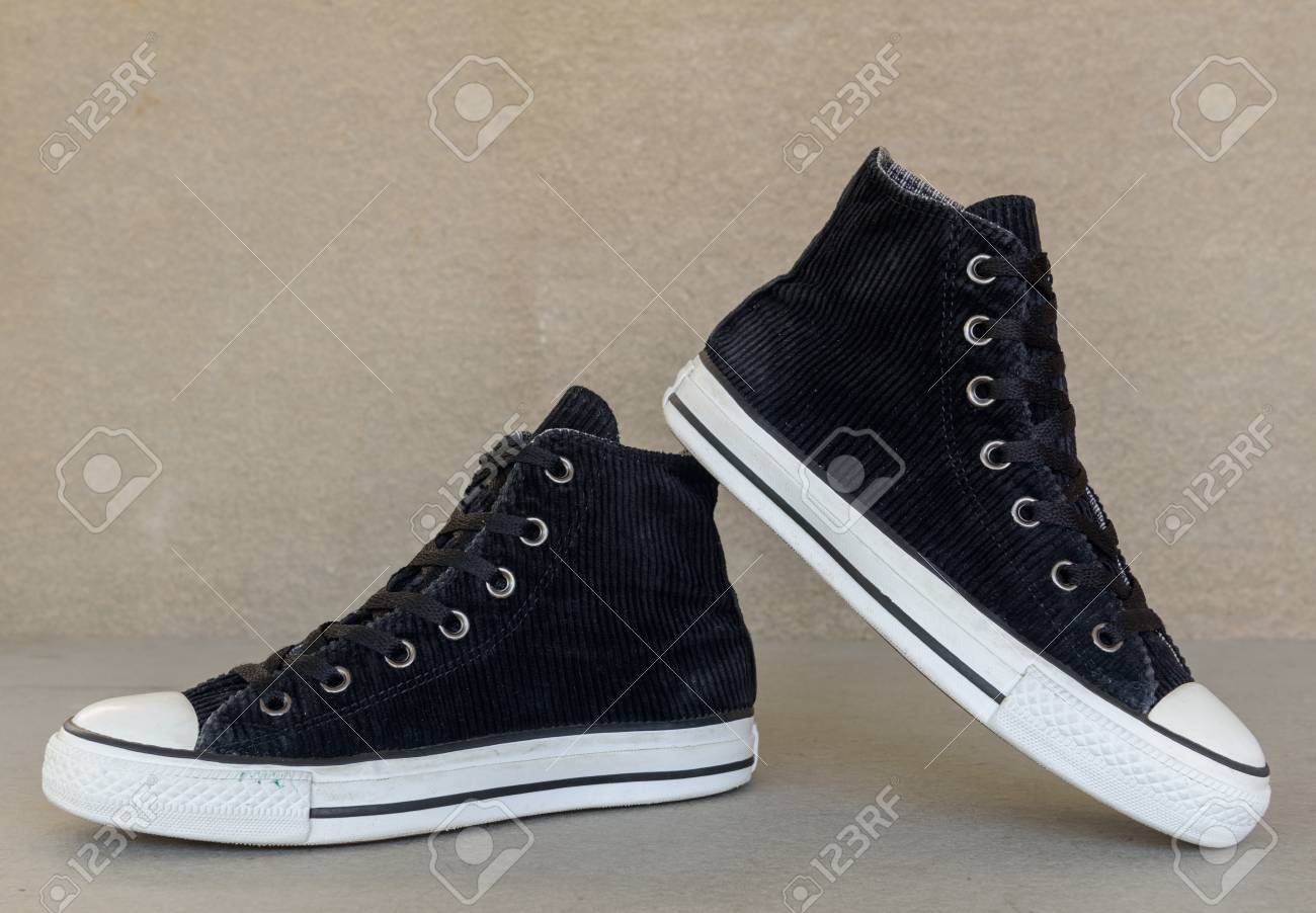 灰色の背景にスポーツ黒スニーカー靴のヴィンテージスタイルを閉じる の写真素材 画像素材 Image