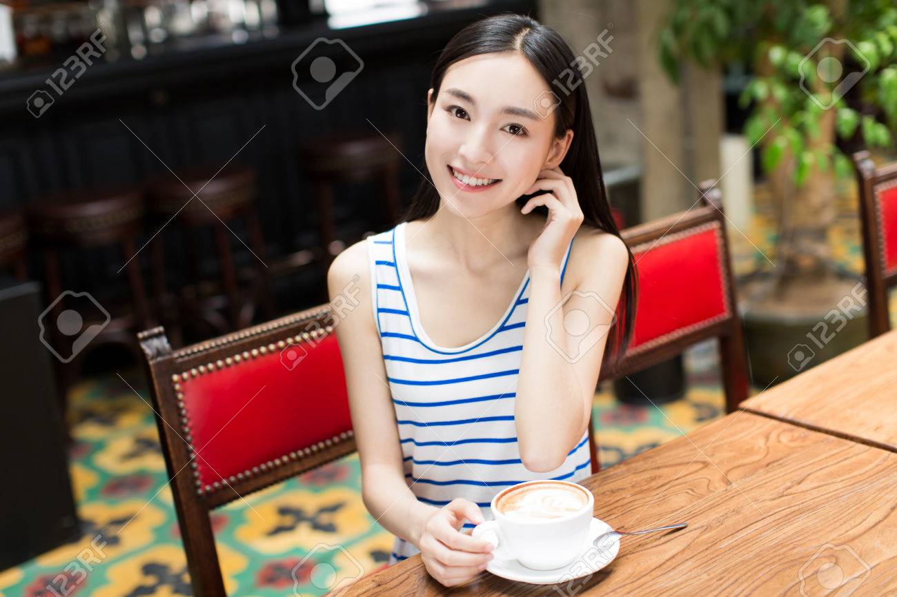 喫茶店で彼女の飲み物を楽しむ中国の女の子 の写真素材 画像素材 Image