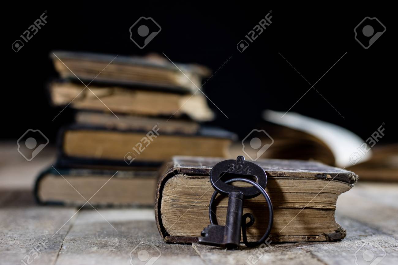 schwarzer hausschlüssel sehr altes buch und schlüssel auf einem alten holztisch alter raum holztisch altes und auf einem alten raum schwarzer hausschlüssel sehr altes buch und schlüssel auf einem alten holztisch alter raum holztisch altes und auf einem alten raum