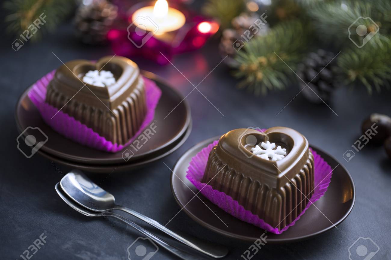 Gateau De Coeur Au Chocolat Blanc De Flocon De Neige Pour Le Reveillon Du Nouvel An Gateau Dans Le Papier Barquette Violet Sur Le Tableau Noir Avec Arbre De Noel Bougies Banque