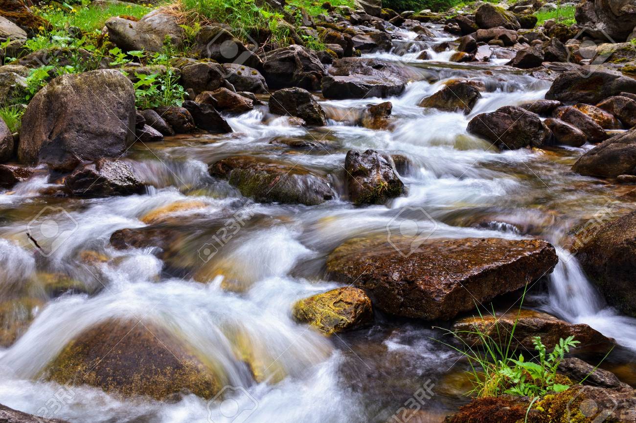 岩を流れる川のある風景します の写真素材 画像素材 Image