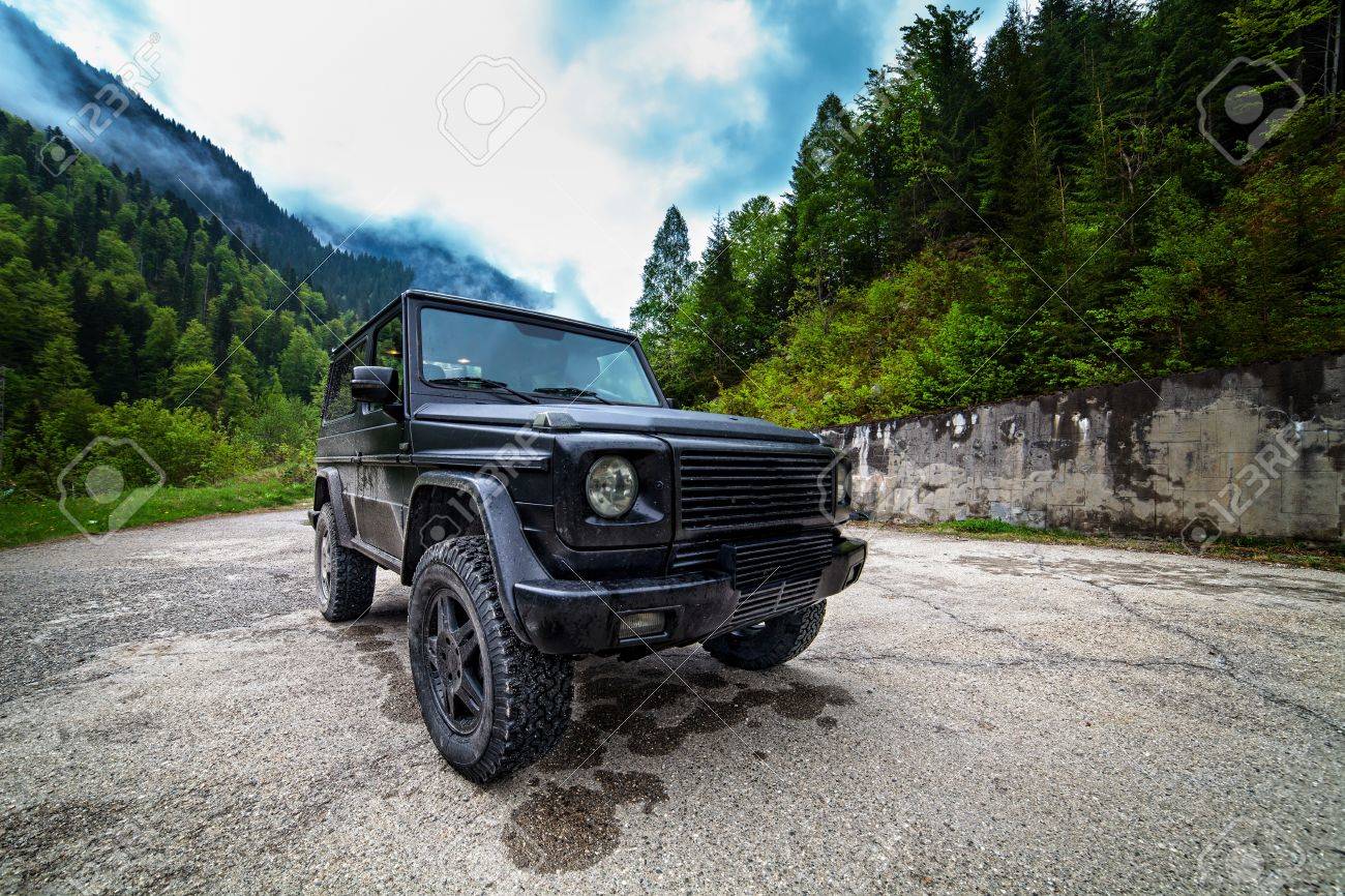 山で頑丈なオフロード車 の写真素材 画像素材 Image