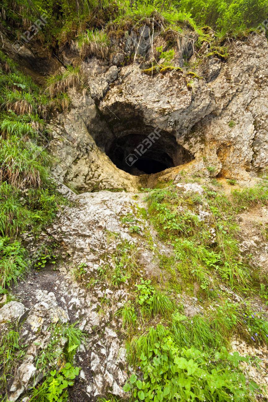 洞窟の石灰岩の山の壁の入り口 の写真素材 画像素材 Image