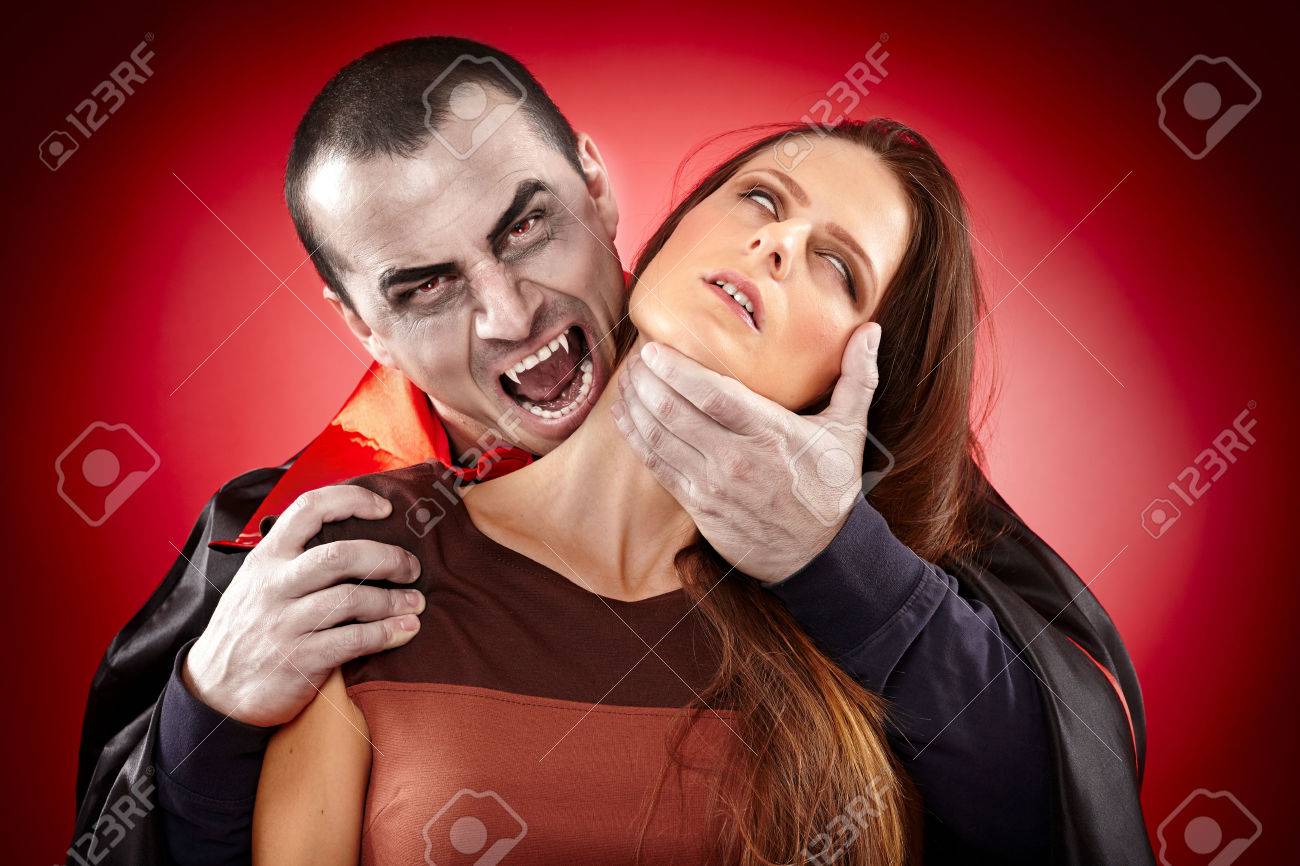吸血鬼の美しい女性の首をかむの準備 の写真素材 画像素材 Image