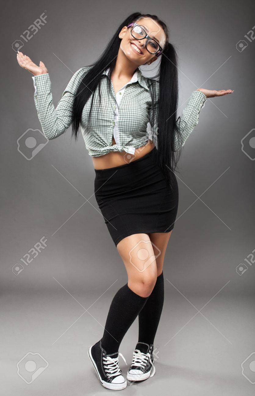 ラテン系のセクシー女子高生ミニ スカートとメガネの全長 の写真素材 画像素材 Image