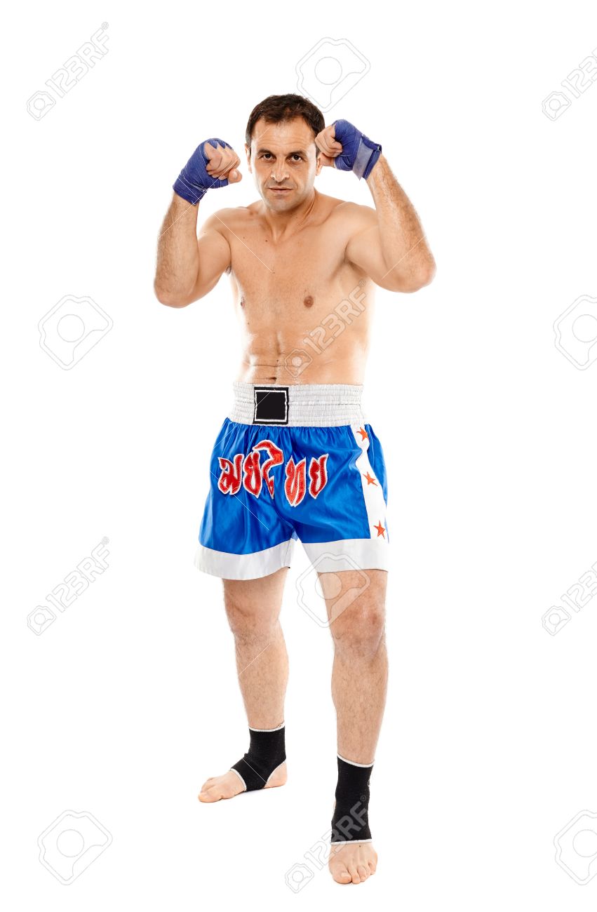 白い背景で隔離のガード スタンスで Kickbox やムエタイのタイの戦闘機 の写真素材 画像素材 Image