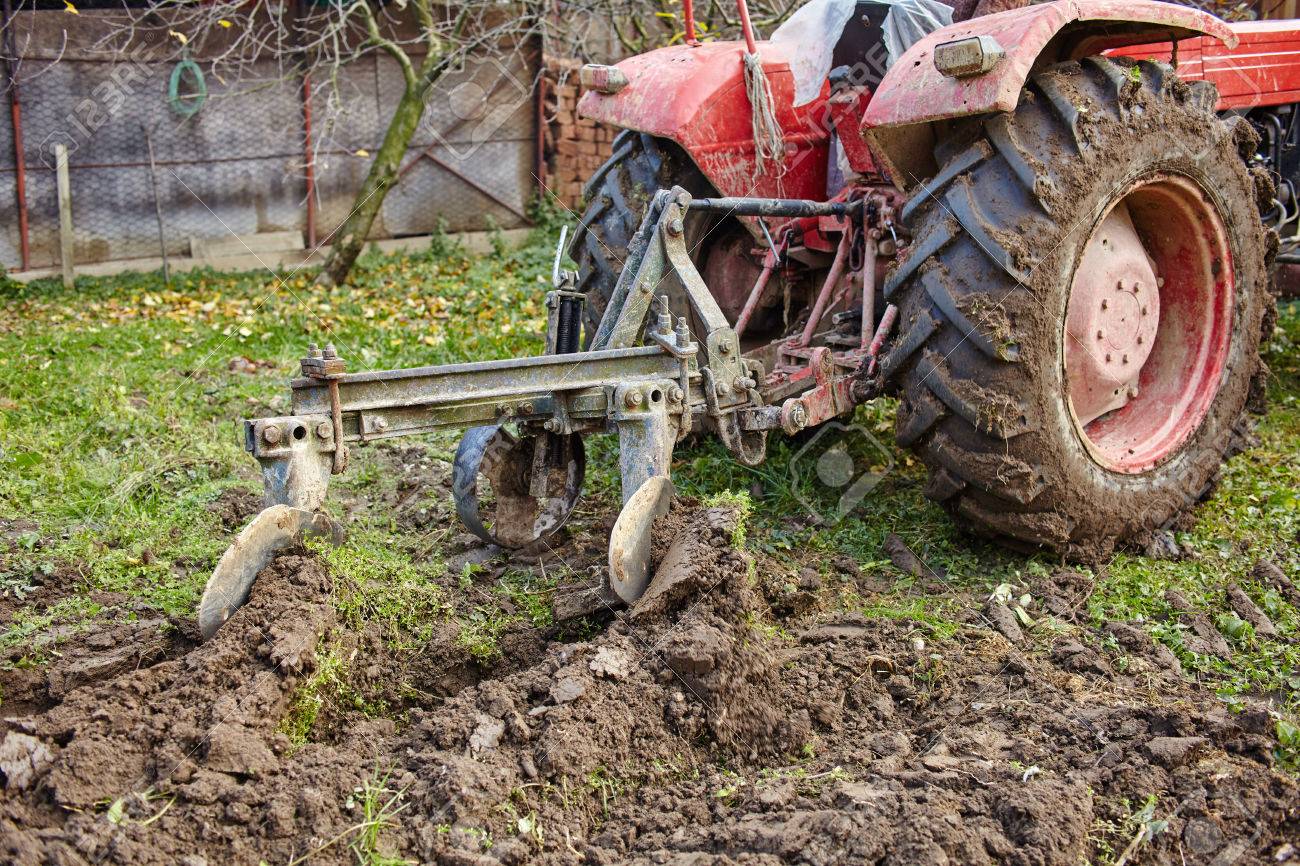 フォーカス 土地を耕すトラクターの後ろからの画像がすき の写真素材 画像素材 Image 34434361