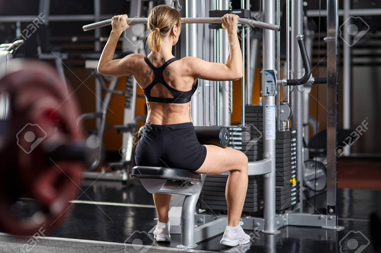 gym lat pulldown machine