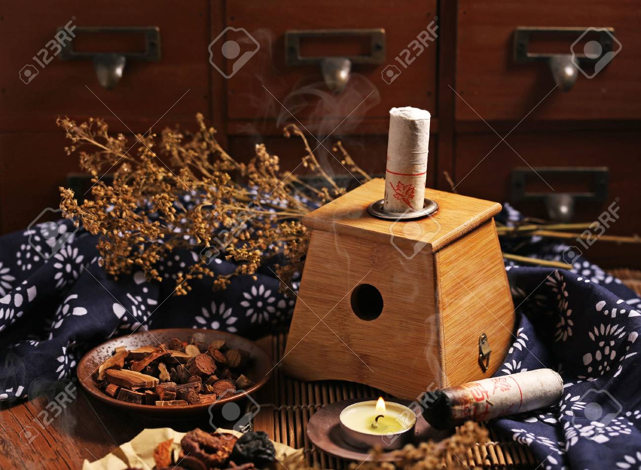 Moxibustion Chinese medicine - 61469772 Moxibustion Chinese medicine - 61469772