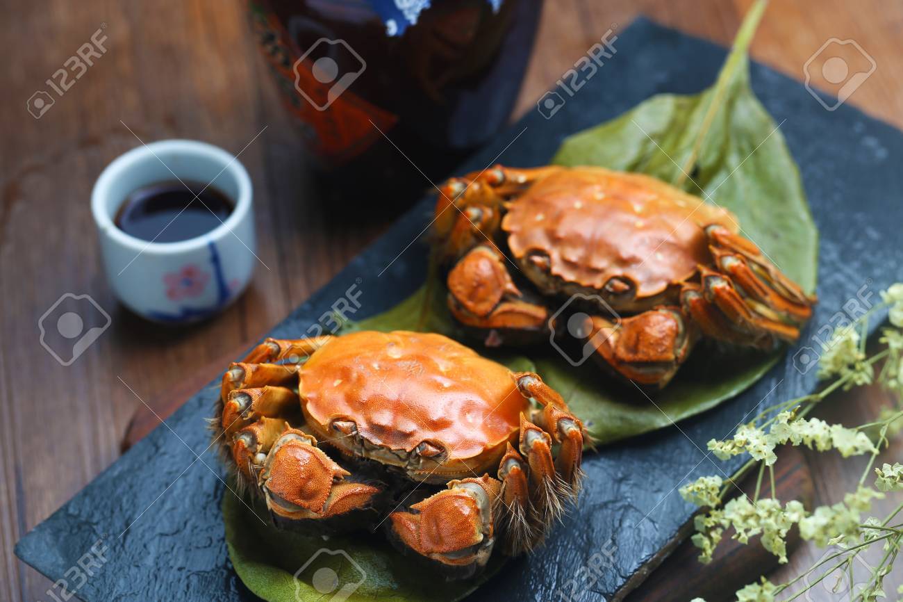 steamed crabs of China Yangcheng lake on stone board - 64765812 steamed crabs of China Yangcheng lake on stone board - 64765812