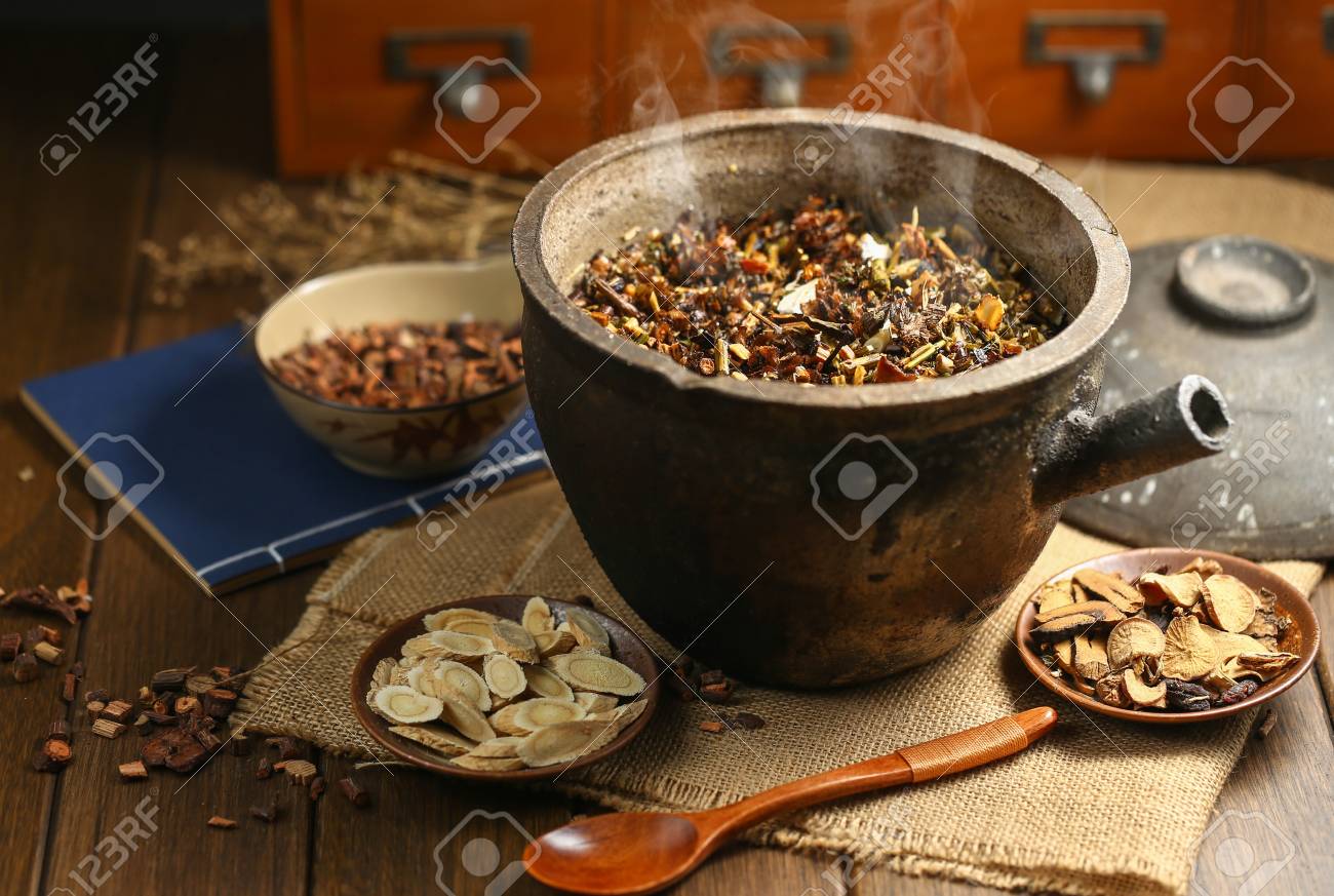Chinese traditional herbal medicine in casserole - 90655845 Chinese traditional herbal medicine in casserole - 90655845