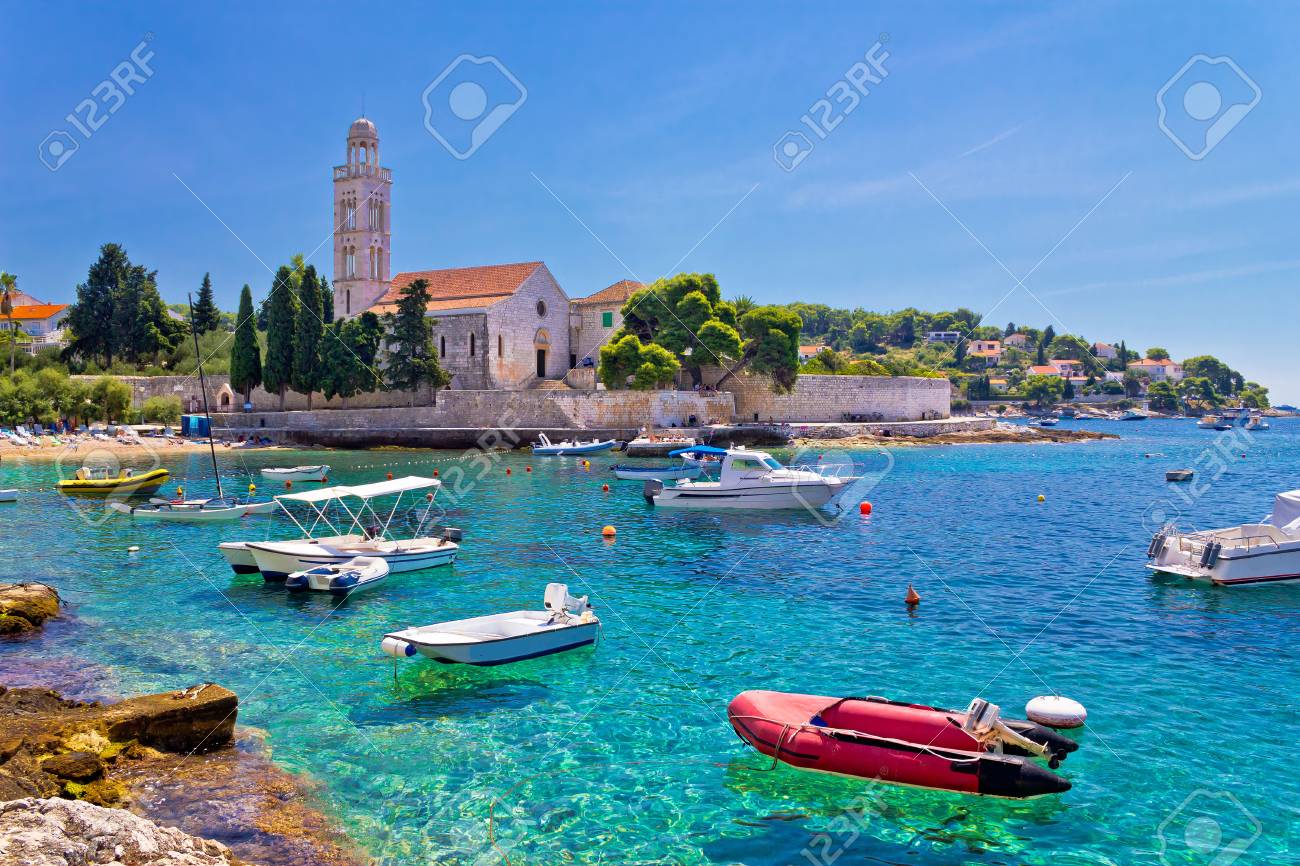 ターコイズ ブルーの海のフヴァル島 ダルマチア クロアチアの Franciscian 修道院ビュー の写真素材 画像素材 Image