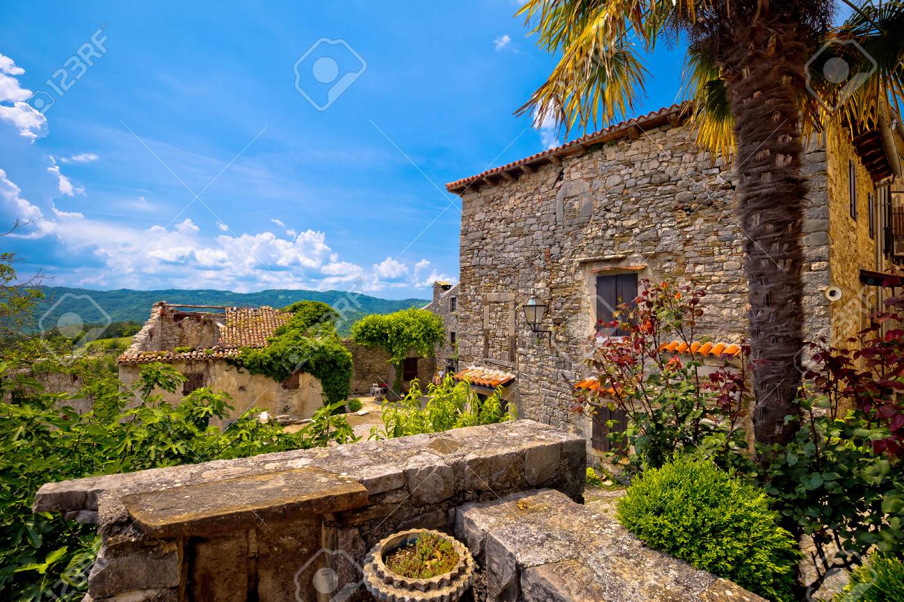 La Ciudad Más Pequeña Del Mundo Ciudad De Hum Antigua Arquitectura, La Ciudad Más Pequeña Del Mundo En  Istria, Croacia Fotos, Retratos, Imágenes Y Fotografía De Archivo Libres De  Derecho. Image 70996399.