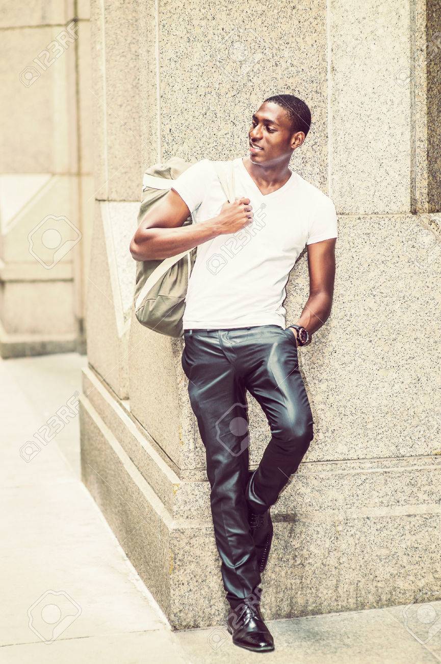 ストリート ファッション 白の V ネック T シャツを着た若いアフリカ系アメリカ人男 の写真素材 画像素材 Image