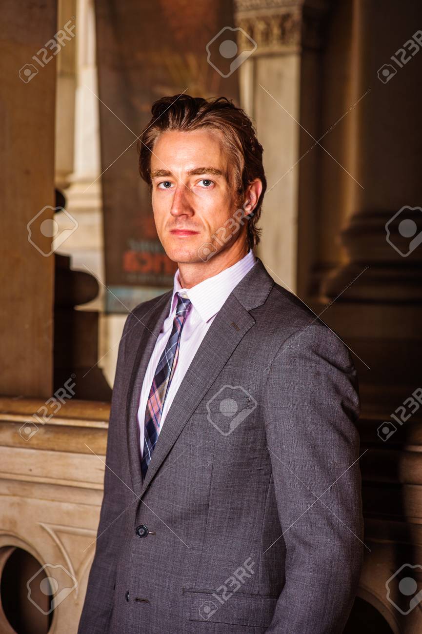 terno cinza com camisa branca