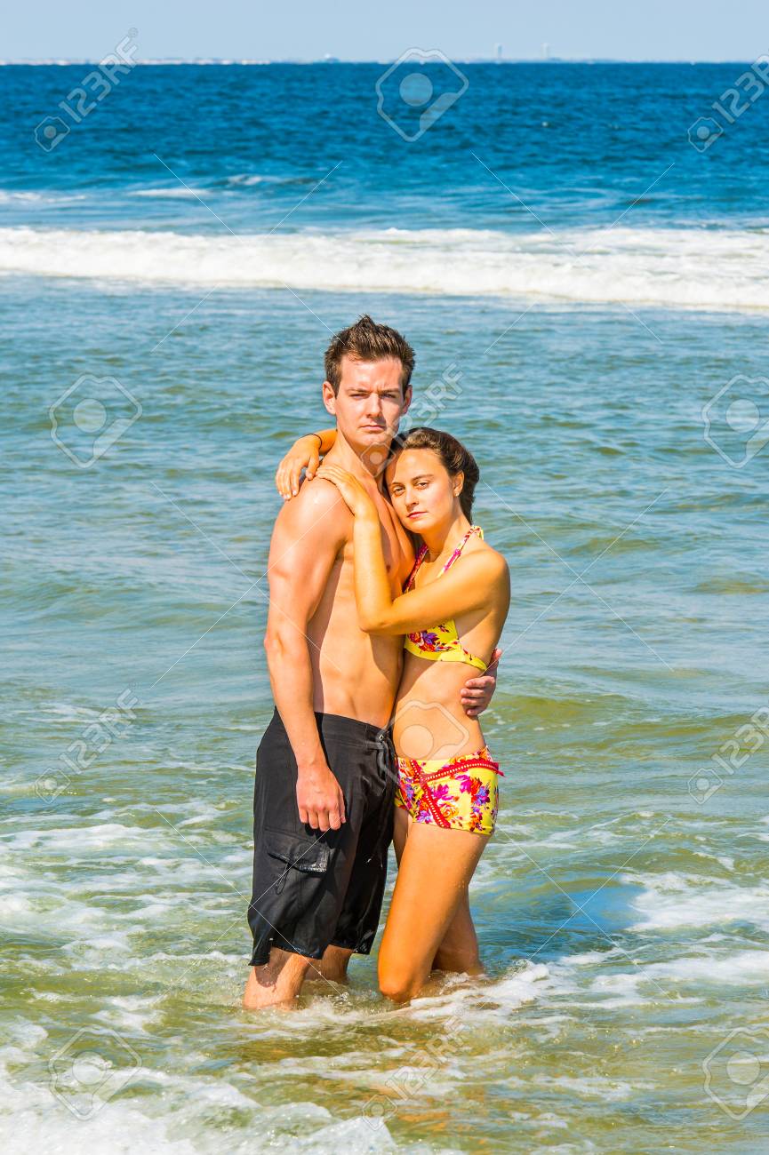 La Joven Bikini Pareja Bañador En Piezas Dos Negro Lleva PlayaMuchacha Un Que Modelado De RojoAmarilloIndividuo rCsdQxBtho
