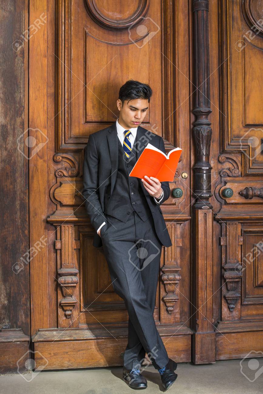 男読書 3 個セット黒スーツ 模様のネクタイ ベスト 革の靴でドレッシング 若いハンサムな大学生が立っている古いファッション スタイルの事務所ドアが赤い本を読んで足を交差 の写真素材 画像素材 Image 男読書 3 個セット黒スーツ 模様のネクタイ ベスト 革の靴でドレッシング 若いハンサムな大学生が立っている古いファッション スタイルの事務所ドアが赤い本を読んで足を交差 の写真素材 画像素材 Image