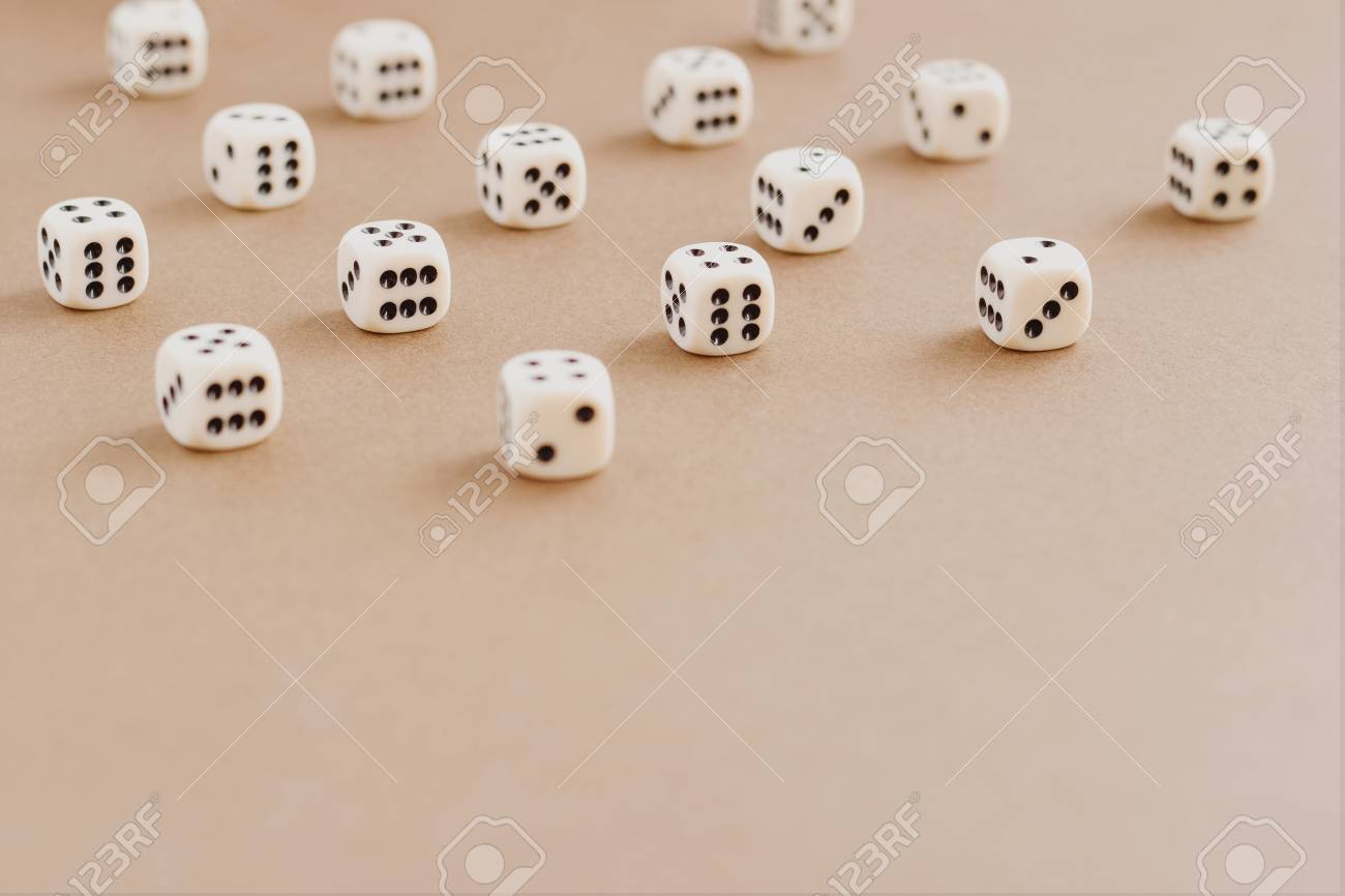 갈색 배경에 복사 공간이 있는 게임용 주사위 세트. 게임, 게임 보드, 롤플레잉 게임, 위험, 기회, 행운 또는 도박에 대한 개념.  톤된 이미지 상위 뷰입니다. 확대. 로열티 무료 사진, 그림, 이미지 그리고 스톡포토그래피.