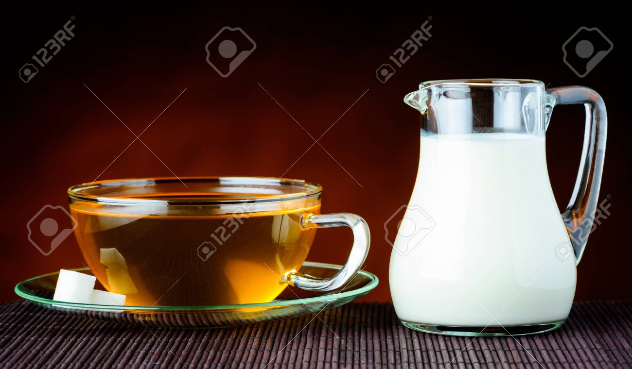 2 つの角砂糖と静物画の中のミルクの一杯の紅茶のカップ の写真素材 画像素材 Image