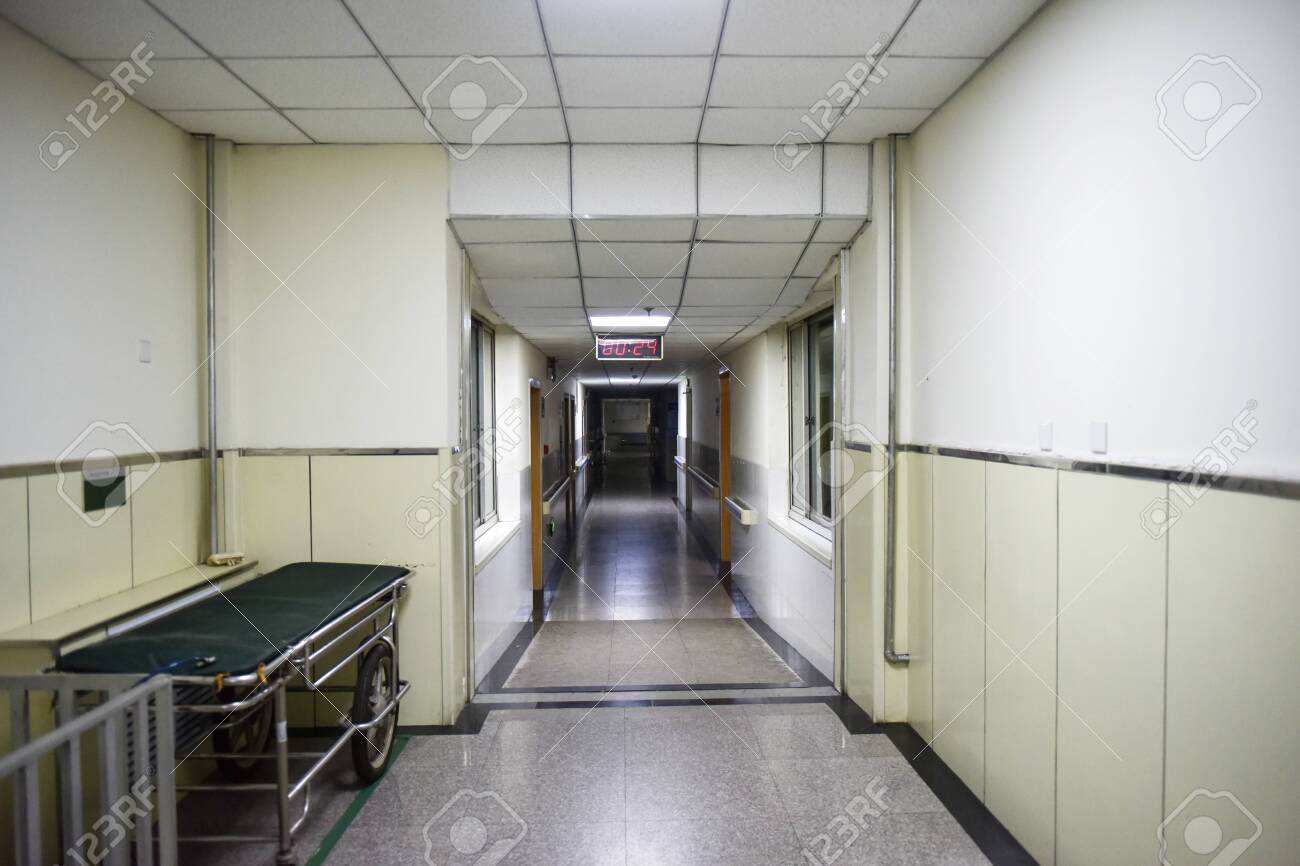 https://previews.123rf.com/images/xianglili/xianglili2008/xianglili200800027/153553701-at-night-the-quiet-hospital-corridor.jpg
