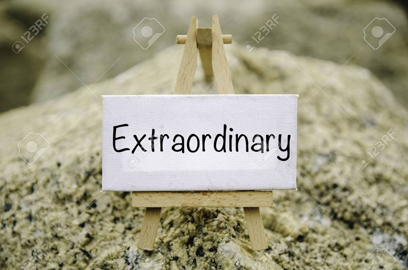 Konzeptionellen Bild Wort Extraordinary Weissen Leinwand Rahmen Und Holz Stativ Unscharfe Felsen Texturen Hintergrund Lizenzfreie Fotos Bilder Und Stock Fotografie Image