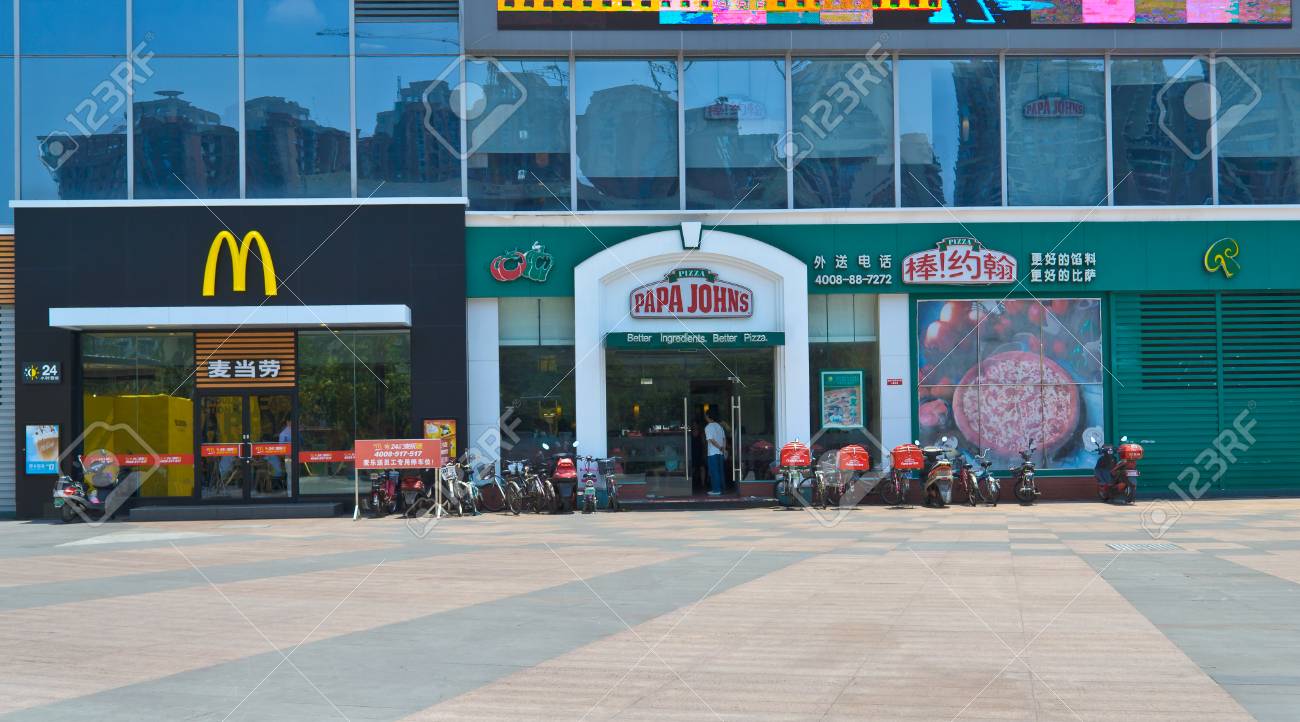 パパジョンズ、成都、中国でマクドナルドのサービス。写真は、2011 年 6 月 12 日に撮影されます。の写真素材・画像素材 Image  32910815