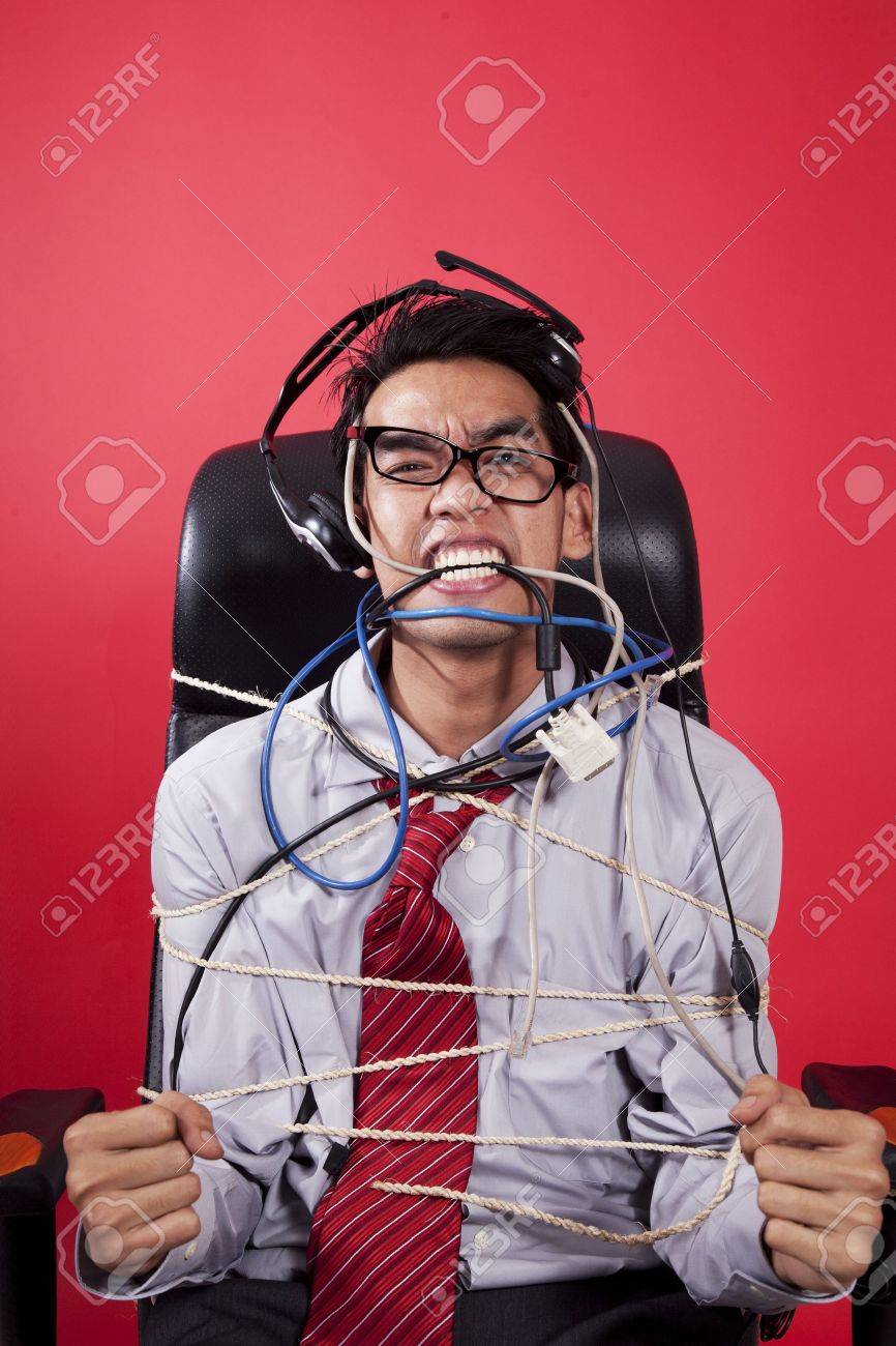 椅子に縛られ狂牛病のカスタマー サービス スタッフ の写真素材 画像素材 Image