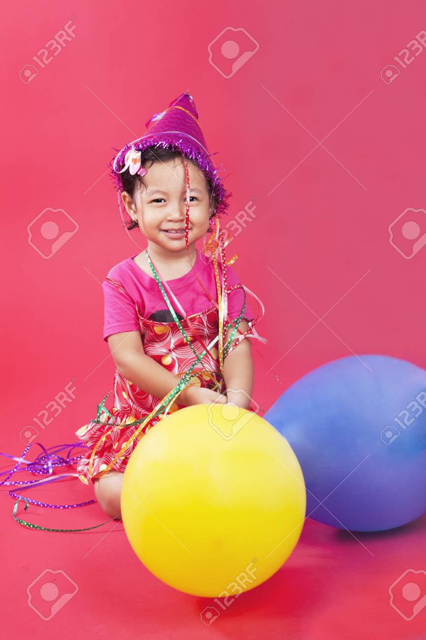 赤の背景にカラフルな風船でかわいい女の子がスタジオで撮影 の写真素材 画像素材 Image 赤の背景にカラフルな風船でかわいい女の子がスタジオで撮影 の写真素材 画像素材 Image