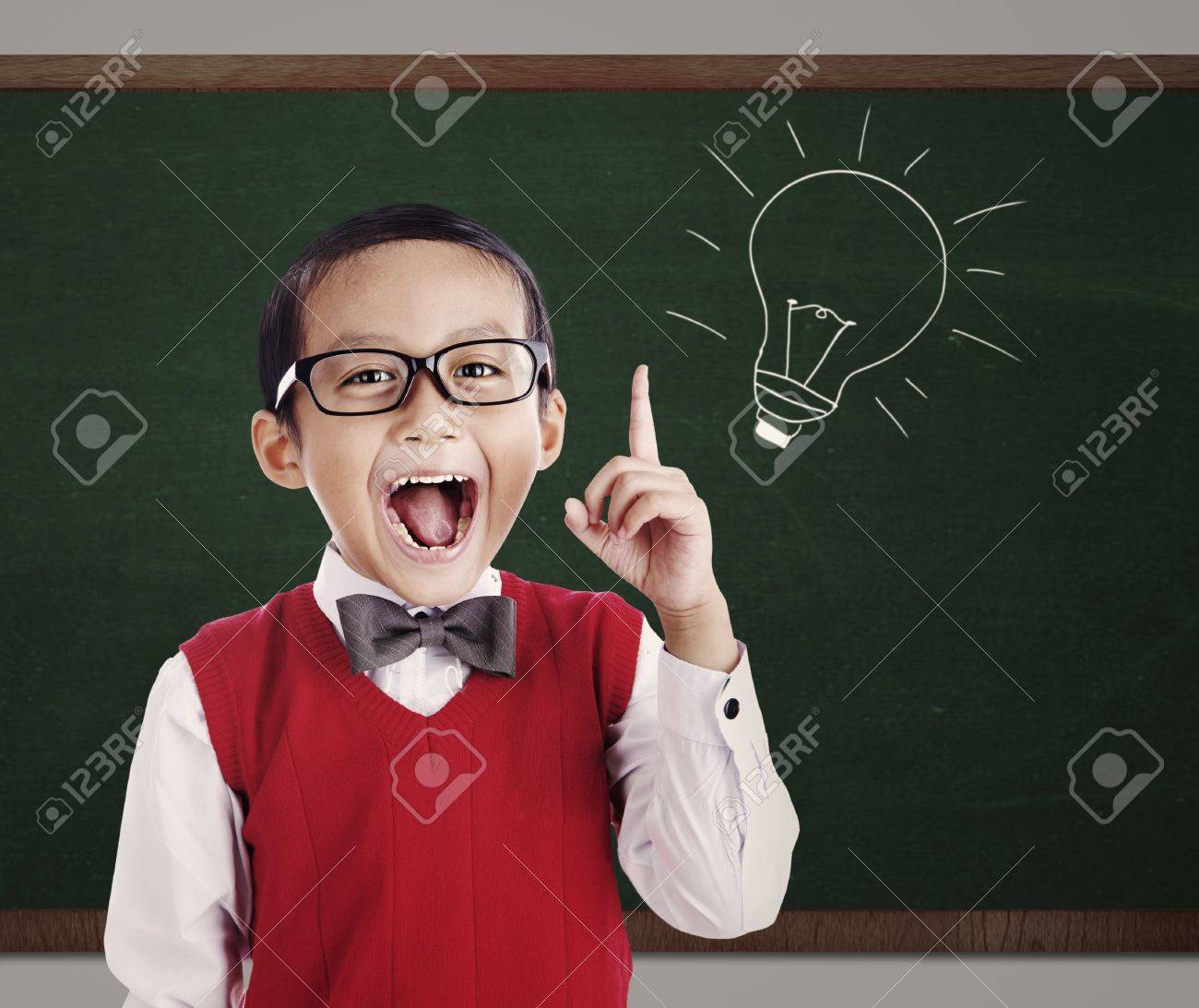 黒板に電球の絵を持つ男性小学 6 年生の肖像画 の写真素材 画像素材 Image