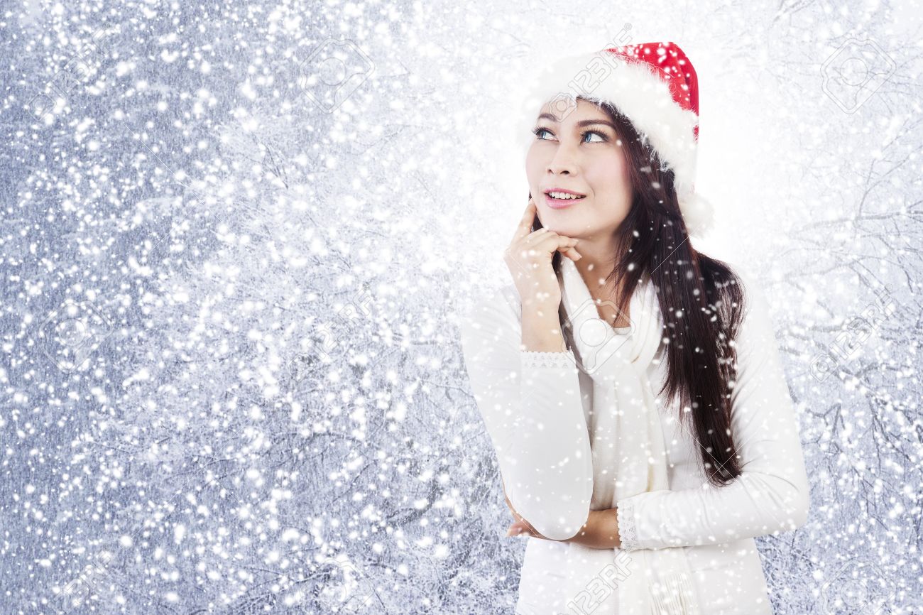 16128230-retrato-de-mujer-navidad-feliz-so%C3%B1ando-con-ropa-de-invierno-con-nieve-que-cae.jpg