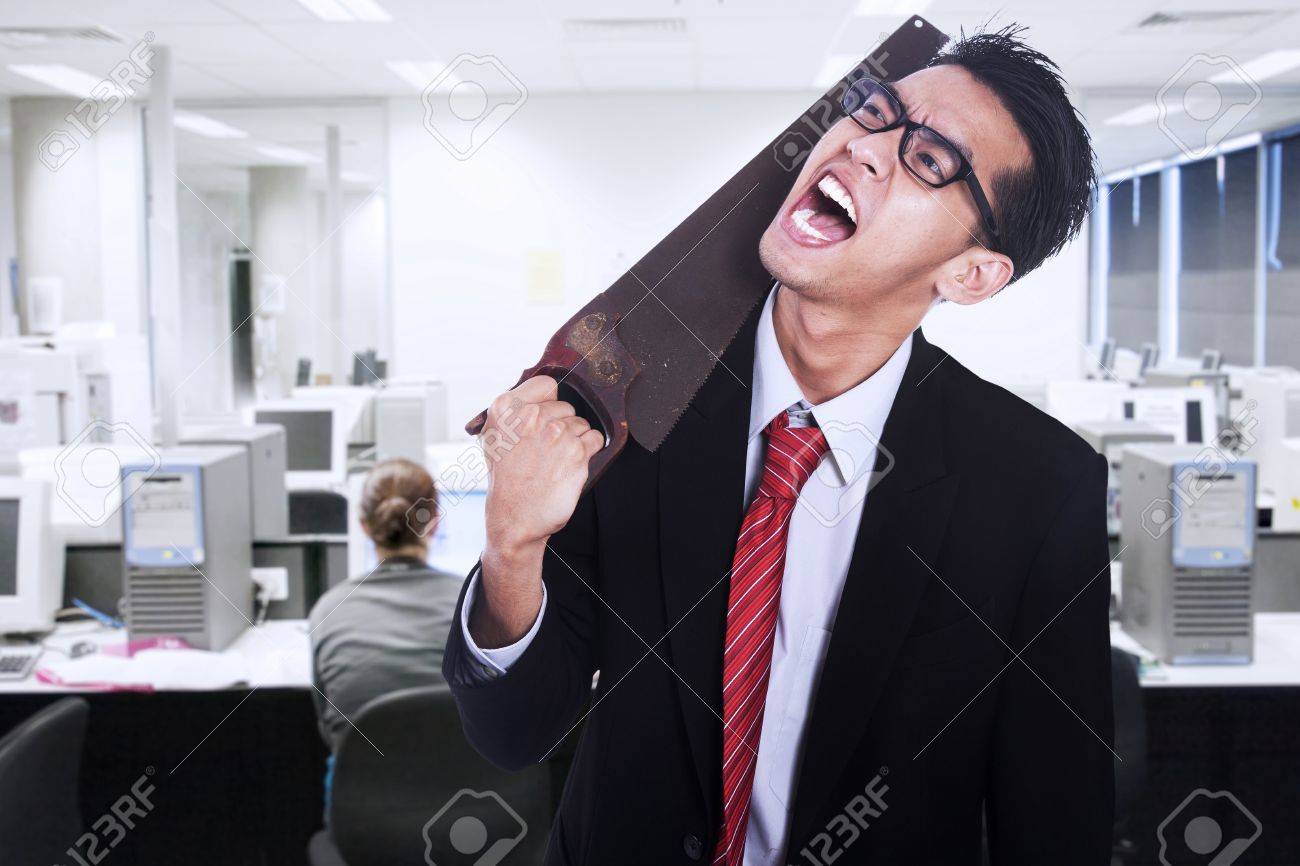フラストレートした実業家のオフィスで彼の首をのこぎりで切断 の写真素材 画像素材 Image フラストレートした実業家のオフィスで彼の首をのこぎりで切断 の写真素材 画像素材 Image