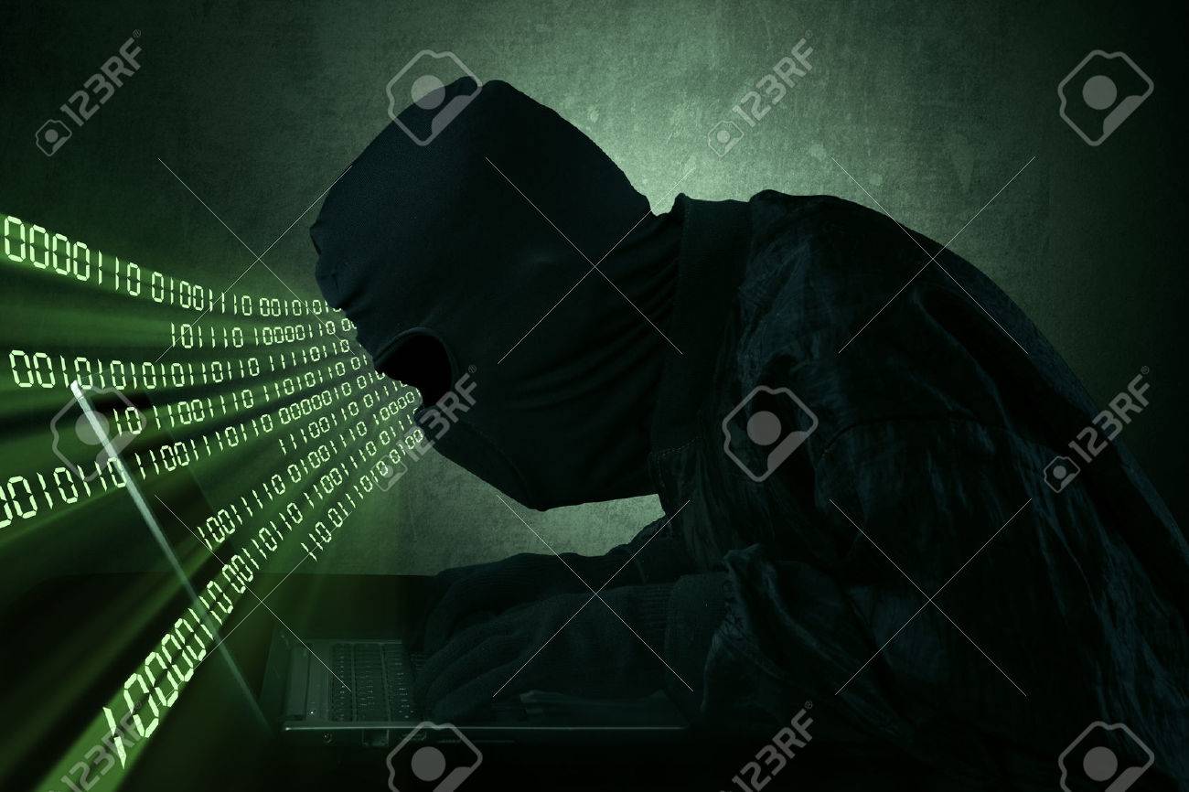 ハッカーは ラップトップ上で コンピューター画面の前にバイナリ コードを入力します の写真素材 画像素材 Image ハッカーは ラップトップ上で コンピューター画面の前にバイナリ コードを入力します の写真素材 画像素材 Image