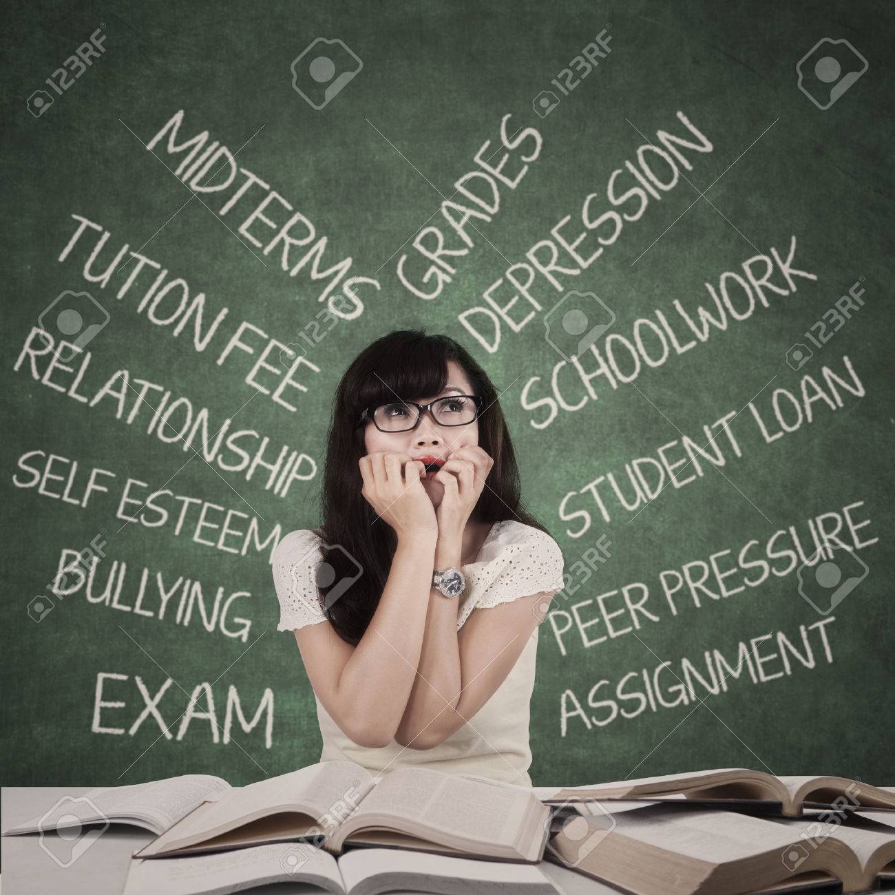 アジアの学生が教室の中で彼女の問題について考えることを強調しました の写真素材 画像素材 Image