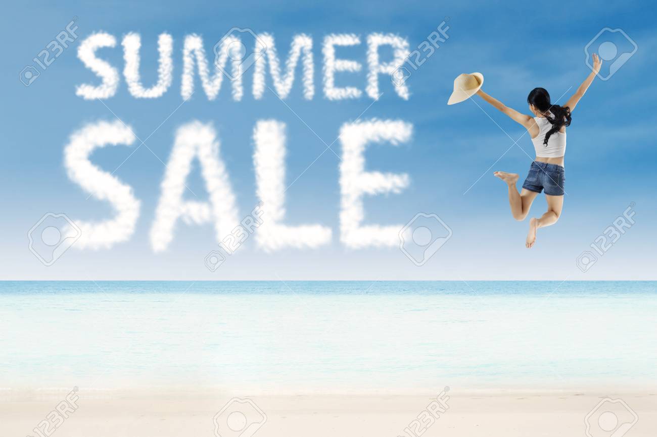 夏販売雲の横にジャンプの女の子白い砂の上 の写真素材 画像素材 Image